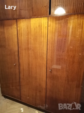 Гардероб от естествен фурнир