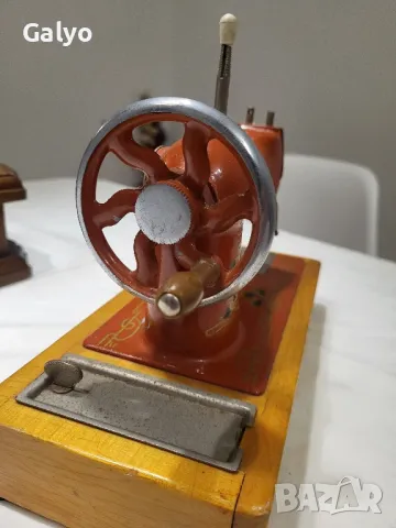 Малка ръчна шевна машина за декорация, снимка 3 - Антикварни и старинни предмети - 49510304