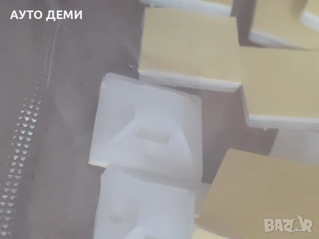 Комплект от 25 броя бели квадратни самозалепващи пластмасови държачи за кабели до 2 мм дебелина, снимка 4 - Аксесоари и консумативи - 50655164
