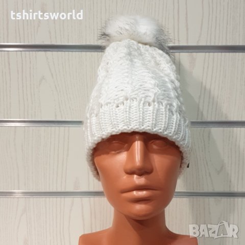 Нова зимна дамска бяла шапка с копчета и с пух/помпон, снимка 4 - Шапки - 35498845