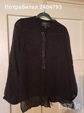 Копринена, черна блуза с лъскав орнамент 