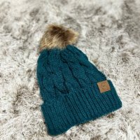 Дамски зимни шапки с пискюл, снимка 2 - Шапки - 43126668