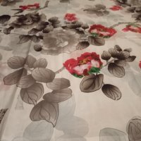 Копринен шал с флорални мотиви, снимка 3 - Шапки - 32940727