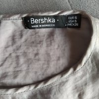 Сатенена блуза Bershka, снимка 4 - Корсети, бюстиета, топове - 28890067