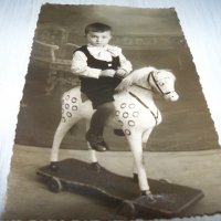 Стара снимка-картичка дете с играчка, снимка 2 - Други ценни предмети - 37199555