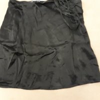 Черна къса секси пола сатен, чисто нова с нейно коланче, с цип, снимка 7 - Поли - 39217840