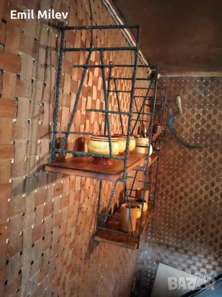 Метална етажерка с дървени полици с дървени и керамични аксесоари, снимка 1