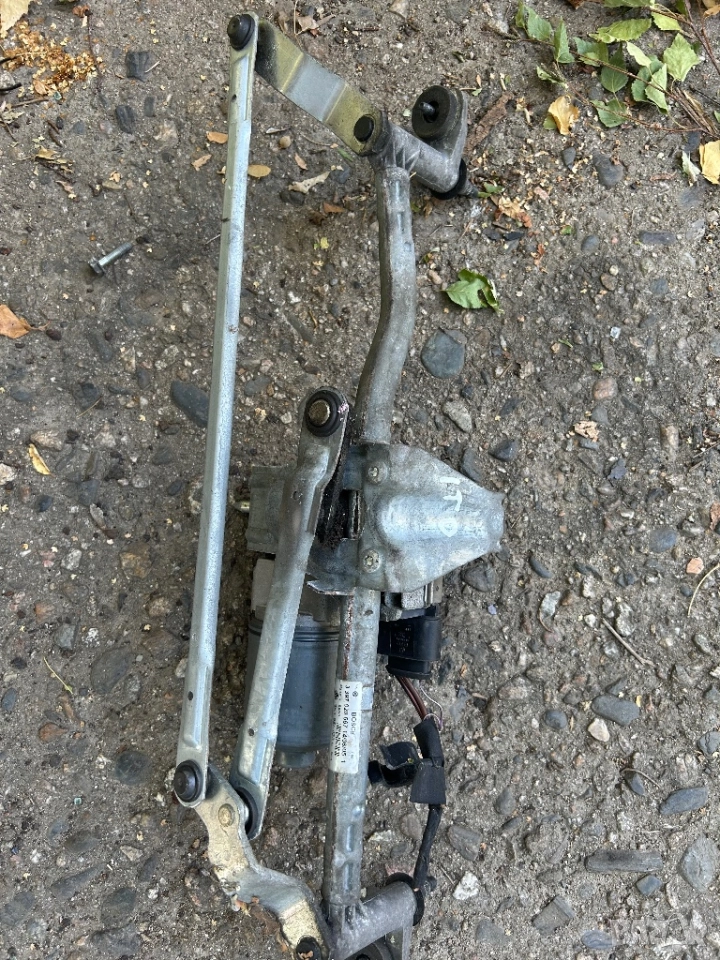 механизъм чистачки VW Touran моторче 0390241746 3397020667 2k1955023e, снимка 1