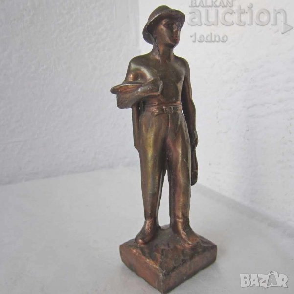 Миньор с каска и лампа статуетка фигура, пластика, автор, подпис R.Scali метал, снимка 1