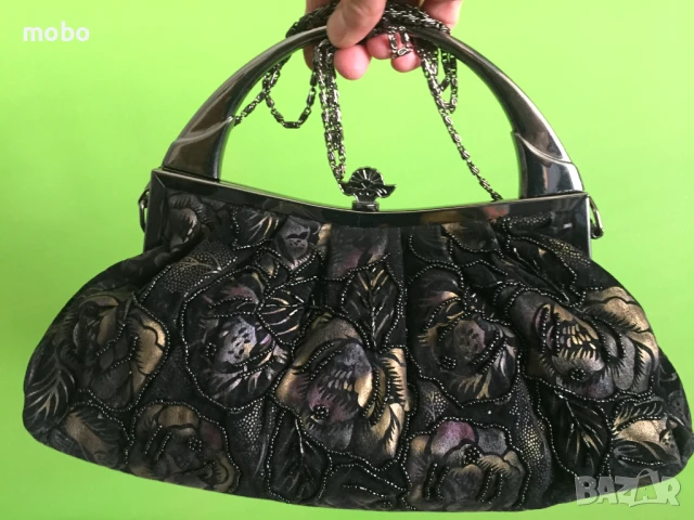 Изискана  нова малка чанта в черно с бежови релефни рози, инкростирани със сенци ,и дълга дръжка – т