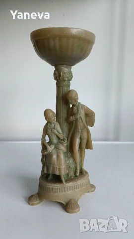 Барокова статуетка изобразяваща галантна сцена на влюбени до фонтан с монети. 