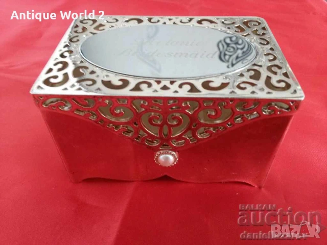 Красива Метална Кутия за Бижута