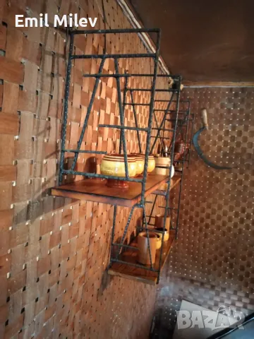 Метална етажерка с дървени полици с дървени и керамични аксесоари