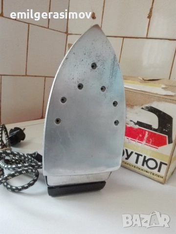 Микровълнова фурна , орехомелачка и две ретро ютии., снимка 14 - Микровълнови - 45706849