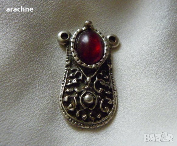 Възрожденска сребърна висулка с червен кехлибар, снимка 1 - Колекции - 24229487