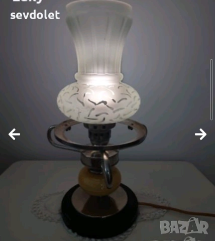 Прекрасна ,масивна(тежка),старина настолна лампа.