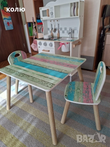 Детска дървена маса с две столчета
