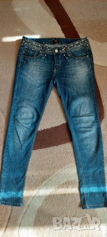 Модерни дънки с капси, снимка 4 - Дънки - 36658561