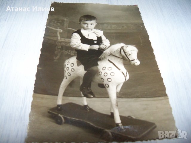 Стара снимка-картичка дете с играчка, снимка 2 - Други ценни предмети - 37199555