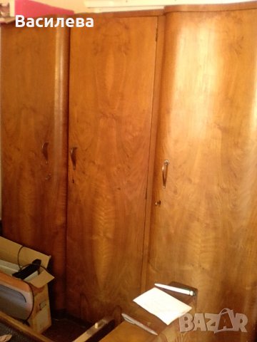 Старинен дървен гардероб