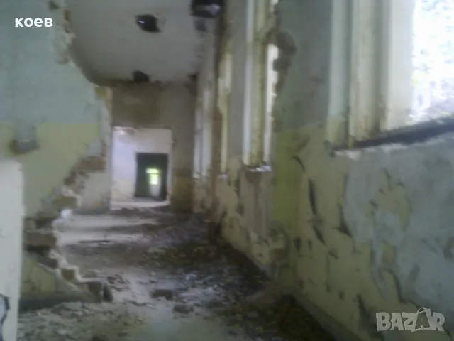 Продавам имот от 11 дка и сграда с РЗП 806 кв. м., в с. Метличина, снимка 5 - Къщи - 48153029