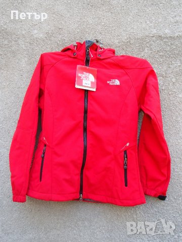 Продавам дамско червено пролетноесенно яке софт шел The North Face