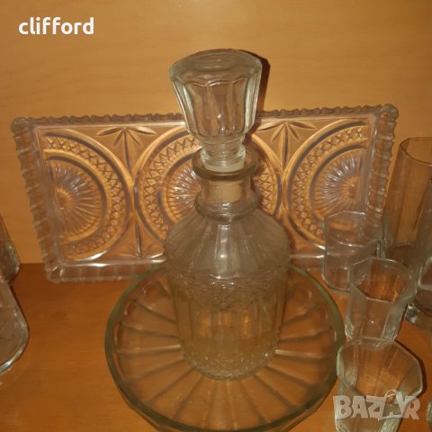 Гарафа от дебело релефно стъкло-за ракия и вино, снимка 1 - Други ценни предмети - 43684585
