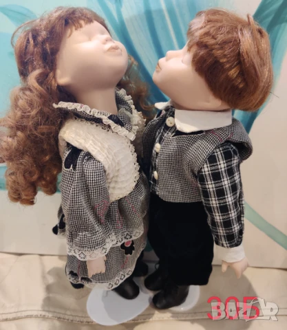 Целуващи се порцеланови кукли