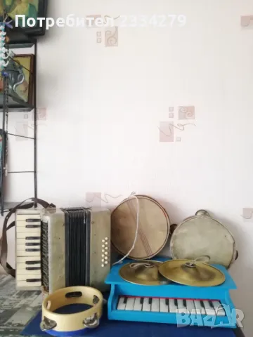 Стари детски музикални инструменти, чинели, дайре, акордеон. 