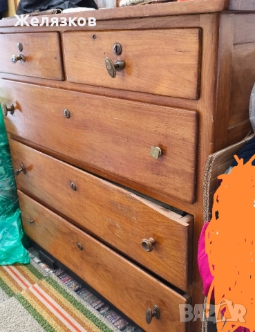 Продавам 2 стари скрина