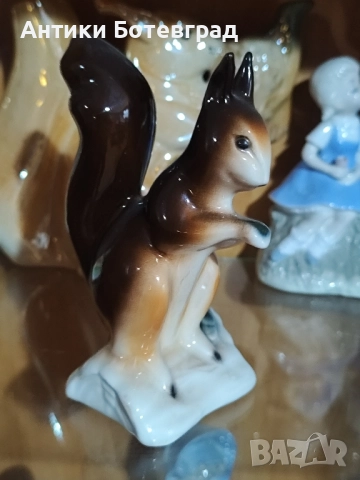 порцеланова фигура катерица 