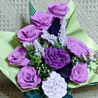 Букет с хартиени цветя в лилаво , снимка 1 - Изкуствени цветя - 43688759