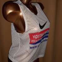 Nike S/M Мрежест къс бял потник с надписи, снимка 2 - Корсети, бюстиета, топове - 32405145