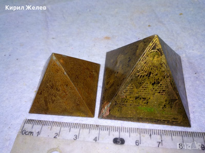 Две СТАРИ МЕДНИ ЕГИПЕТСКИ ПИРАМИДИ МАЙСТОРСКИ ОРНАМЕНТИРАНИ с МИТОЛОГИЧНИ СЦЕНИ СУВЕНИР ЕГИПЕТ 41309, снимка 1