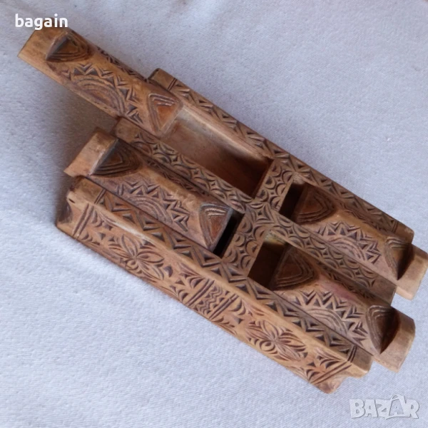 Възрожденска кутия с пастирска резба., снимка 1