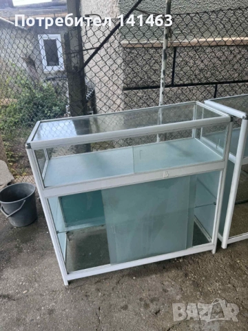 Метални стелажи със стъклени рафтове, снимка 1