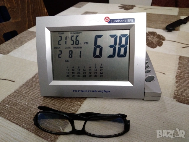 Часовник с голям LCD дисплей, календар, аларма, термометър и влагомер.