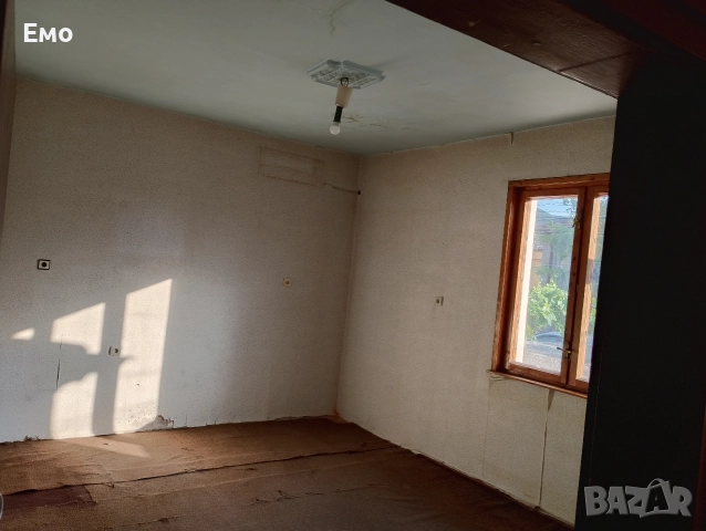 Собственик продава изгодно голям имот с ток и вода: 3 солидни къщи, 2 гаража, 4 мазета общо!, снимка 9 - Къщи - 52899773