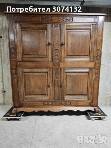 Трапезен шкаф с дърворезба