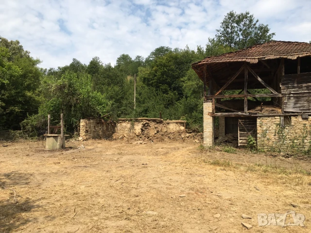 Имот в регулация с постройка, геран, ток и вода, снимка 1