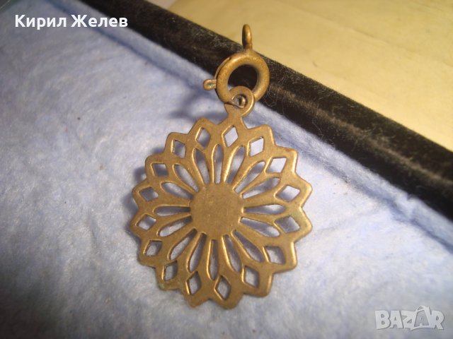 СТАРИНЕН ОРНАМЕНТИРАН АЖУРЕН БРОНЗОВ ПОЗЛАТЕН РЕТРО АРТ МЕДАЛЬОН с РЯДКА БРОНЗОВА КАРАБИНКА 29847, снимка 3 - Антикварни и старинни предмети - 37789105