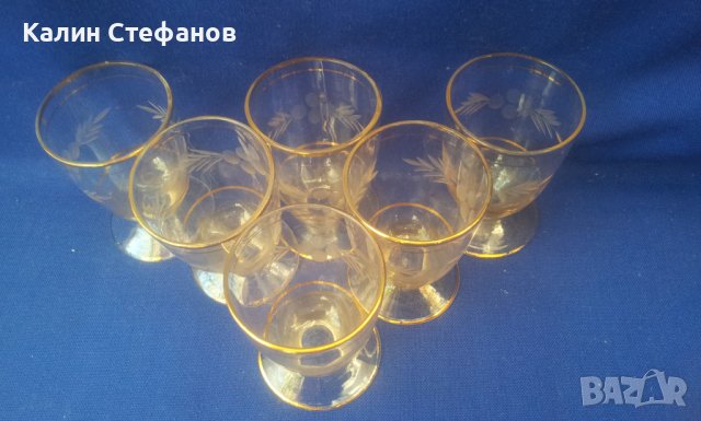 Ретро ракиени чашки, ръчна гравюра, златни кантове, столче – 6 бр сервизче, снимка 3 - Антикварни и старинни предмети - 38065579