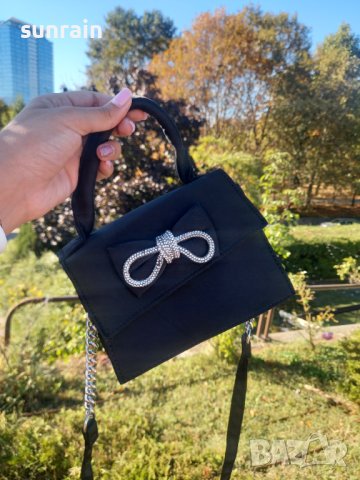 малка черна чантичка