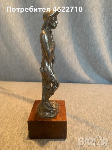 стара калаена статуя  на човек  с шапка върху дървена основа, снимка 4 - Антикварни и старинни предмети - 53065750