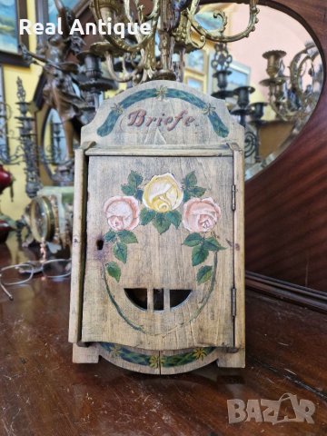 Красива антикварна дървена кутия за ключове 
