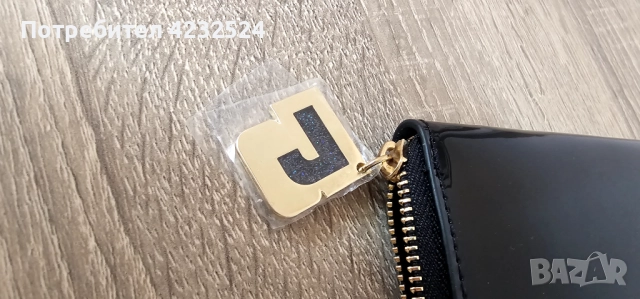 Чисто нов!!Страхотен черен елегантен  лачен клъч за Всяка дама.Със златист метален  Обков! , снимка 6 - Чанти - 52116271