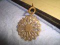 СТАРИНЕН ОРНАМЕНТИРАН АЖУРЕН БРОНЗОВ ПОЗЛАТЕН РЕТРО АРТ МЕДАЛЬОН с РЯДКА БРОНЗОВА КАРАБИНКА 29847, снимка 3