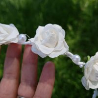 Венец за коса в бяло с Цветя и перлички за Сватба или Кръщене Аксесоар за коса Бяло Венче с цветя , снимка 2 - Аксесоари за коса - 36735613