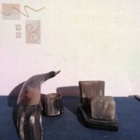 Статуетка мастилница  ,,ПИНГВИН' и поставка за пишещи предмети,ръчно изработена от биволски рог., снимка 4 - Статуетки - 39620973