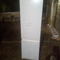 Хладилник с фризер за вграждане , снимка 2 - Хладилници - 43343426